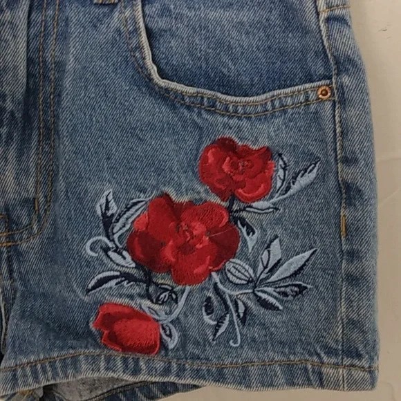H&M Coachella High Rise Rose Embroidered Jean Shorts Size 8 Festival Boho - Picture 2 of 6